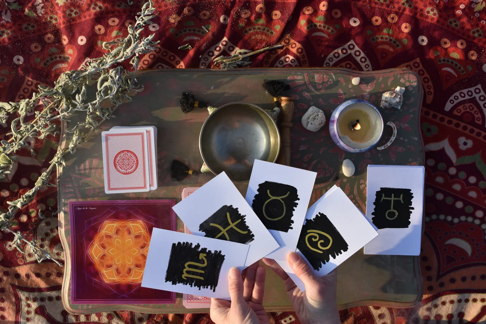 Cartes d'astrologie disposées sur une étoffe