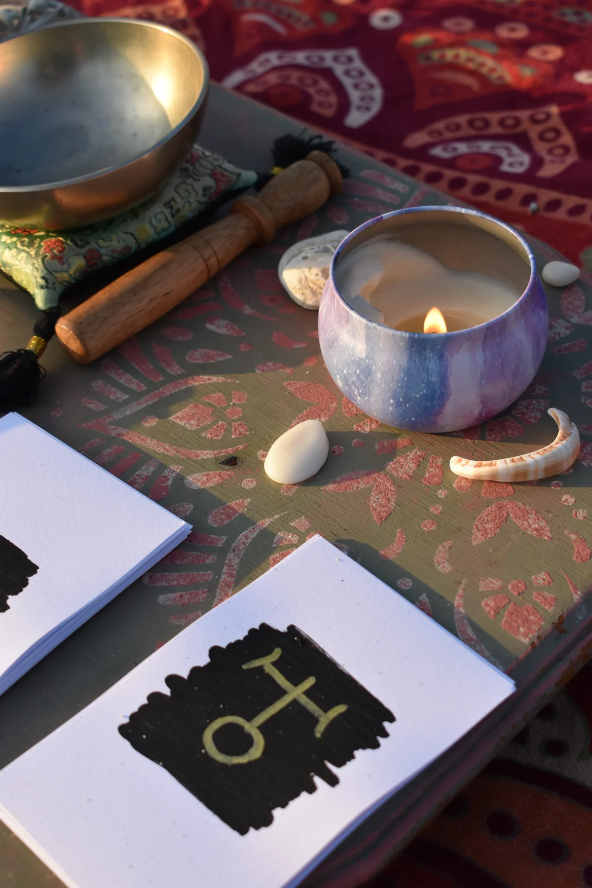 Bol chantant et cartes au coucher du soleil