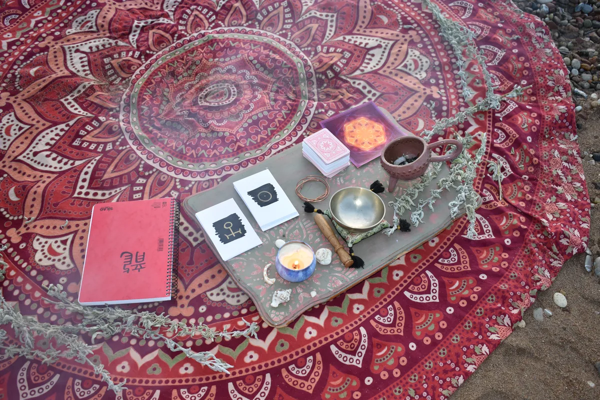Bol chantant et cartes d'astrologie
