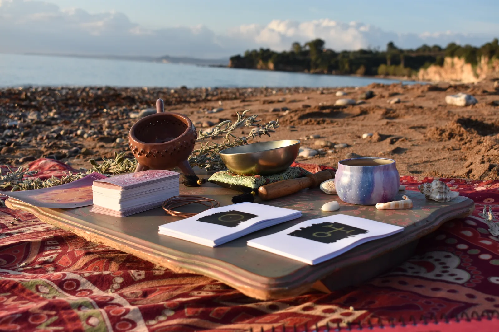 Carnets et objets de cérémonie sur la plage